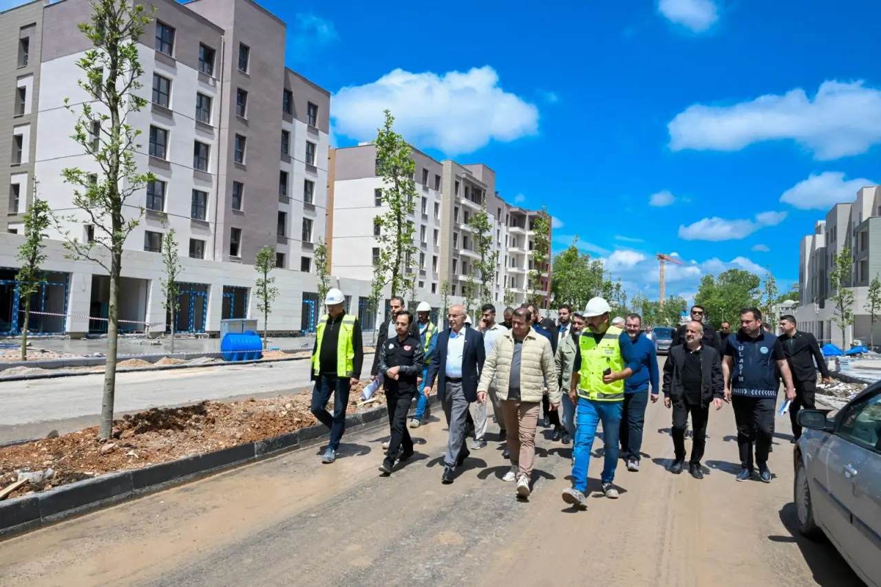 Malatya Büyükşehir Belediye Başkanı Sami Er, deprem sonrası yeniden düzenlenen Fuzuli Caddesi'nin bayram öncesi çift yönlü olarak trafiğe açıldığını duyurdu