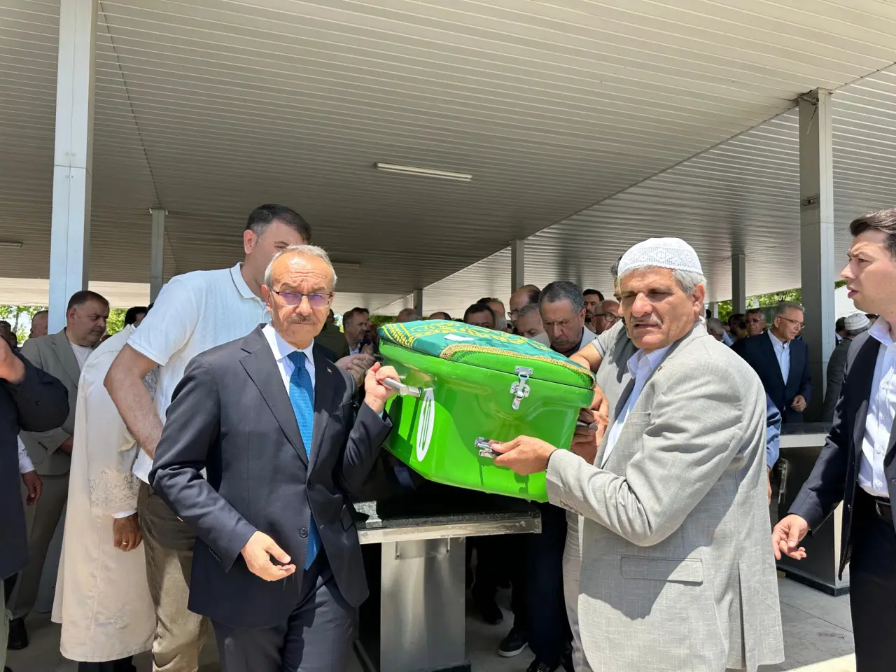 Öznur Çalık'ın kayınvalidesi Zennure Çalık için Malatya Şehir Mezarlığı'nda düzenlenen cenaze namazı ve töreni