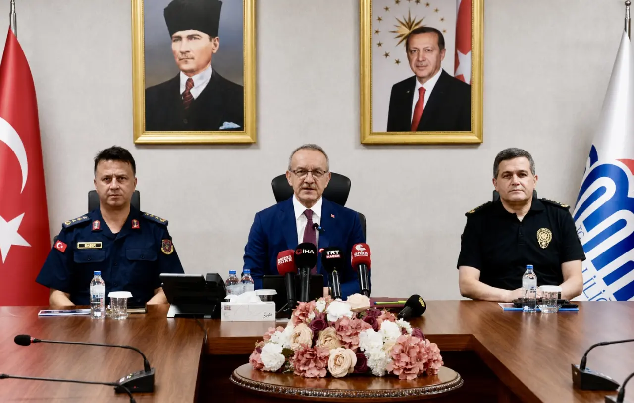 Malatya Valisi Seddar Yavuz başkanlığında, İl Emniyet Müdürü Kayhan Ay ve İl Jandarma Komutanı Tolunay Başer'in katılımıyla gerçekleştirilen 2026 yılı ilk 5 aylık asayiş ve güvenlik bilgilendirme toplantısı