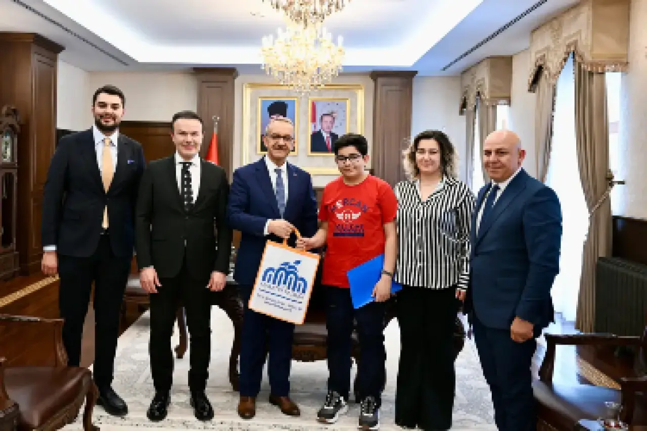 Coding Olympiad Arena Battles dünya birincisi Davut Efe Pepeler ve Mercan Koleji heyetinin Malatya Valisi Seddar Yavuz'u makamında ziyareti