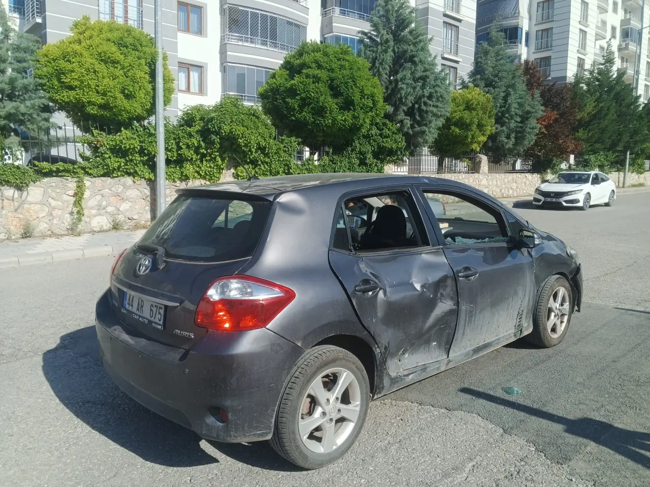 Malatya Battalgazi ilçesi Tandoğan Mahallesi'nde otomobil ve motosikletin çarpıştığı kaza yeri