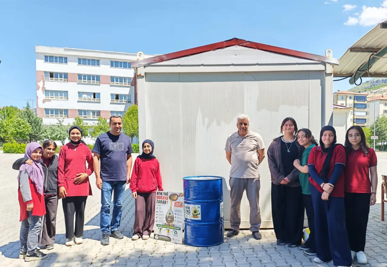 Malatya Hacı Avni Kız Anadolu İmam Hatip Lisesi bünyesinde Okul Müdürü Sıtkı Aydın ve öğretmen Bilal Nacaroğlu öncülüğünde kurulan Atık Yağ Toplama Merkezi'ne evlerindeki atık yağları getiren öğrenciler