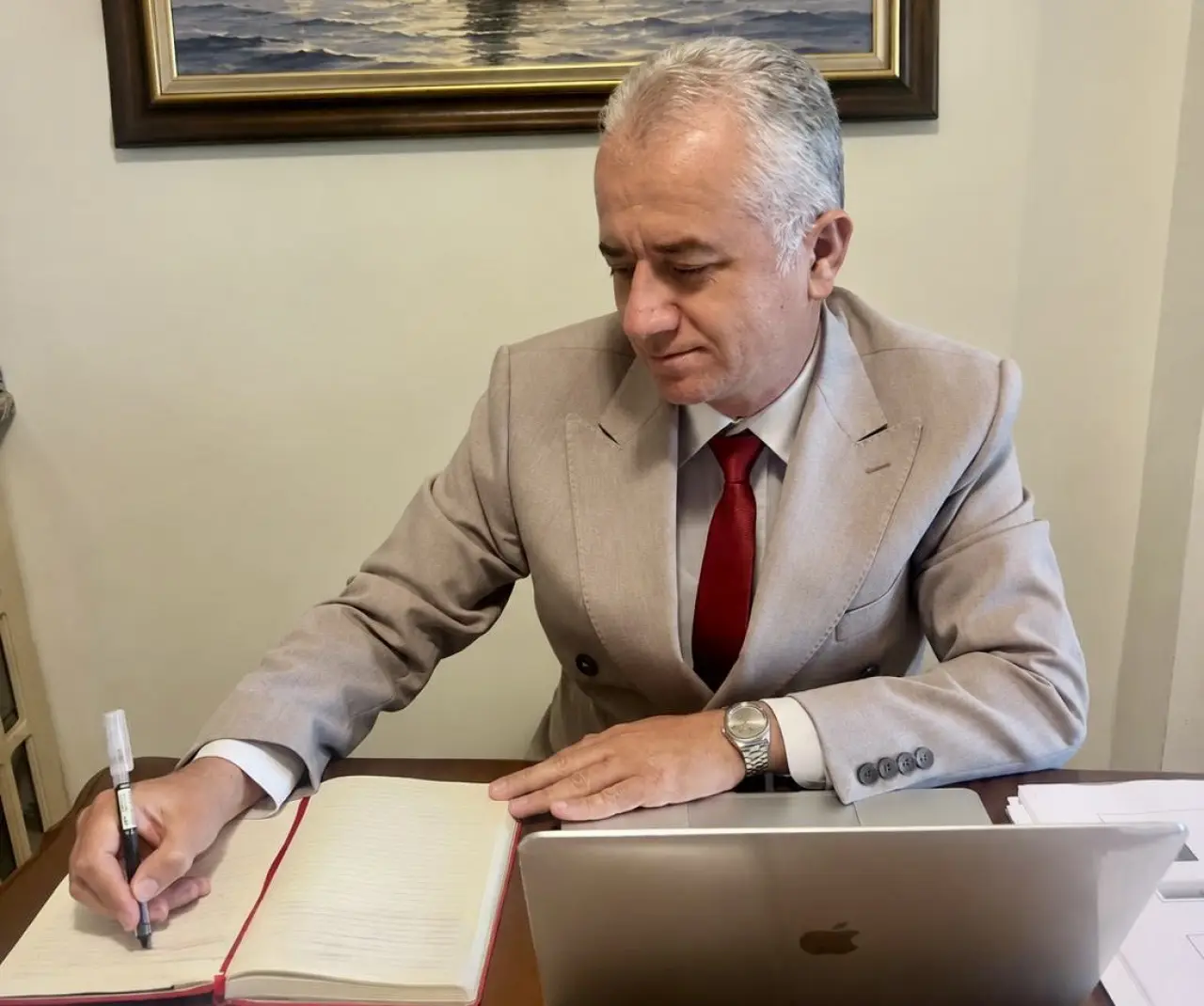 Kürt kadınlarına yönelik sarf edilen ayrıştırıcı ifadelere karşı birlik, beraberlik ve kınama mesajı yayımlayan Malatya İş İnsanları Platformu Başkanı Ahmet Özköse'nin basın fotoğrafı