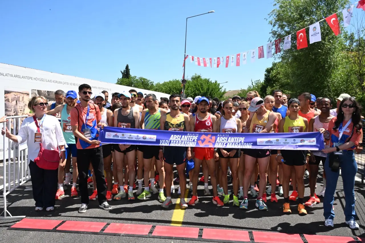 Malatya Arslantepe Höyüğü önünden startı verilen 1. Uluslararası Arslantepe Yarı Maratonu koşu anı ve 100. Yıl Parkı'ndaki ödül töreninde dereceye giren yabancı ve Türk atletler