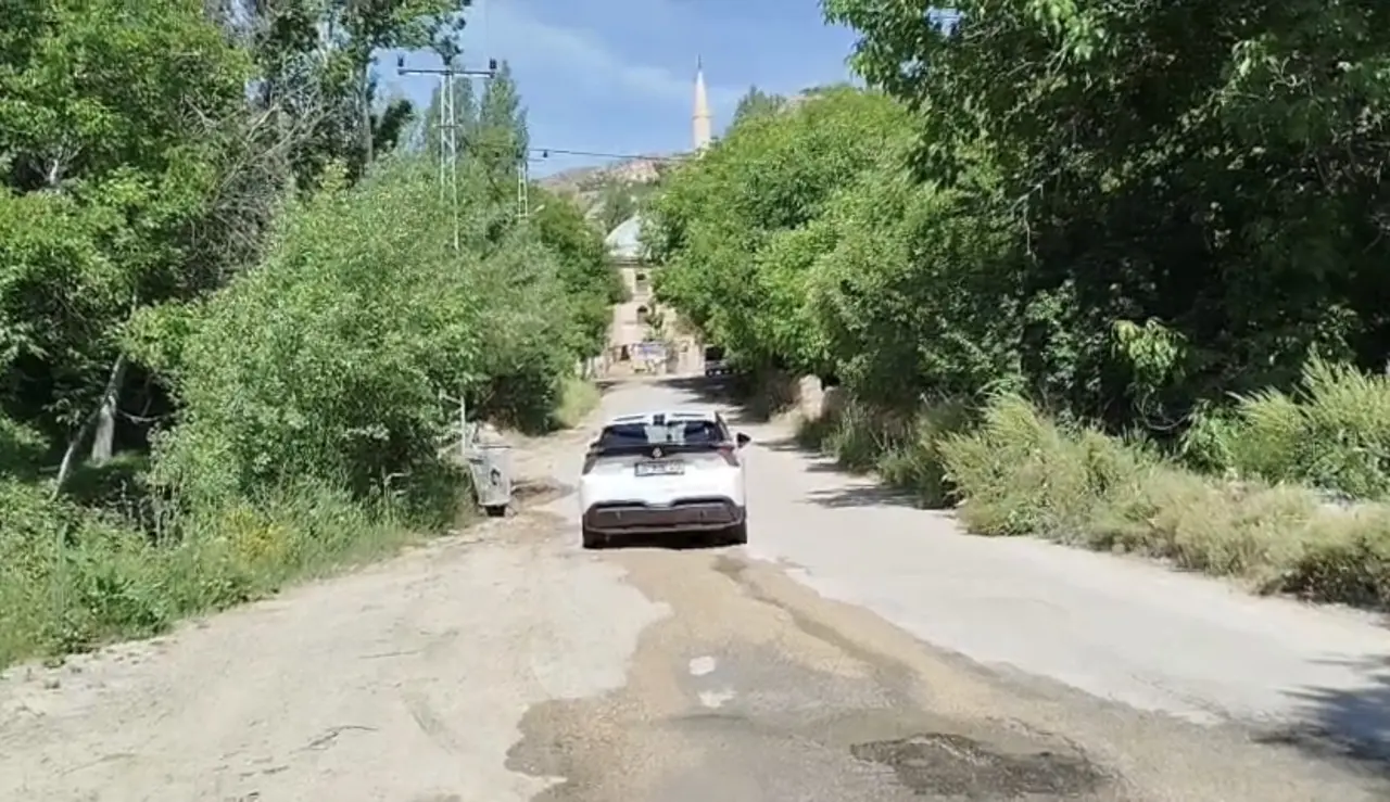 Günpınar Anıt bölgesi güzergahında yolda oluşan çökmeler