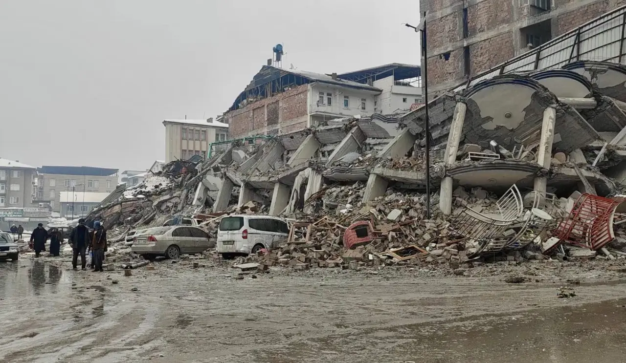 6 Şubat depremlerinde yıkılan Ermeç Apartmanı