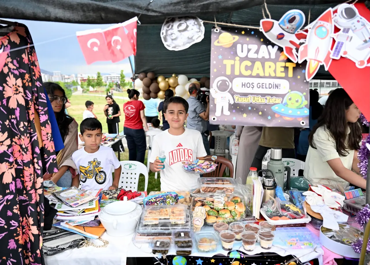 Çocukların kurduğu stantlar ve elde edilen gelirin bağışlanması