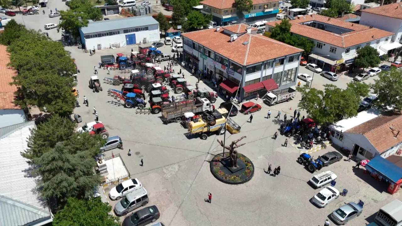 İlçe merkezinde toplanan üreticiler ve traktör konvoyu