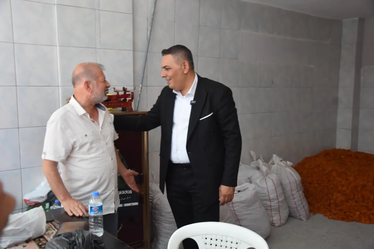 MTSO Başkanı Oğuzhan Sadıkoğlu Şire Pazarı'nda kayısı esnafını ziyaret ederek Kayısı Çalışma Platformu'nu kısa sürede hayata geçireceklerini açıkladı