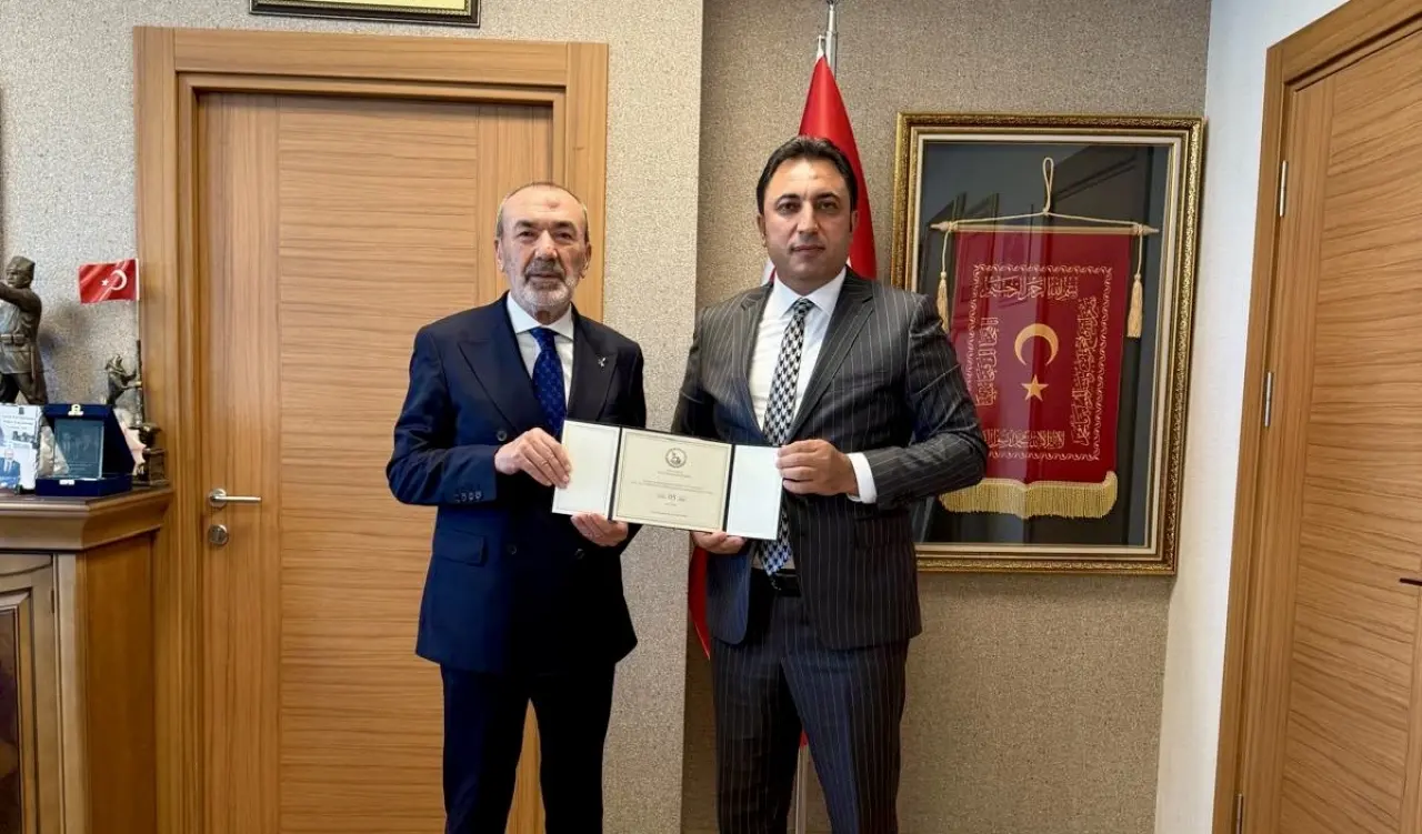Kuluncak Belediye Başkanı Erhan Cengiz MHP Genel Merkezi'nde Devlet Bahçeli ve parti yöneticilerini ziyaret ederek 5 Eylül toplu açılış törenine davet etti